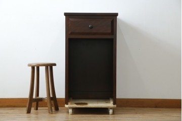 中古　美品　松本民芸家具　深みのある色合いに浮かび上がる木目が印象的なサイドテーブル　(R-081742)