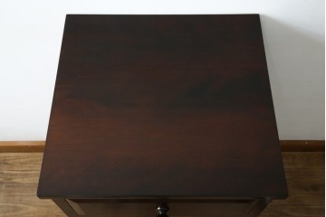 中古　美品　松本民芸家具　深みのある色合いに浮かび上がる木目が印象的なサイドテーブル　(R-081742)