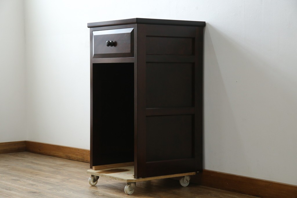 中古　美品　松本民芸家具　深みのある色合いに浮かび上がる木目が印象的なサイドテーブル　(R-081742)