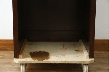 中古　美品　松本民芸家具　深みのある色合いに浮かび上がる木目が印象的なサイドテーブル　(R-081742)