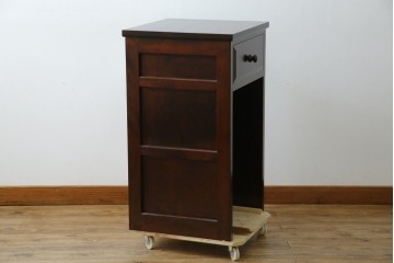 中古　美品　松本民芸家具　深みのある色合いに浮かび上がる木目が印象的なサイドテーブル　(R-081742)