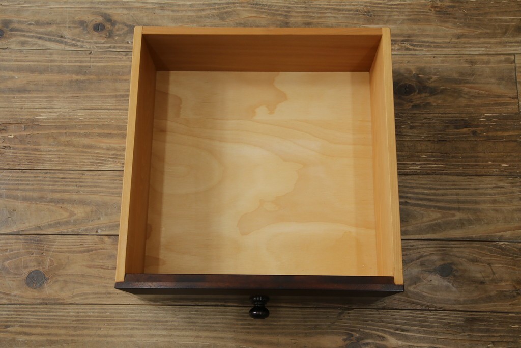 中古　美品　松本民芸家具　深みのある色合いに浮かび上がる木目が印象的なサイドテーブル　(R-081742)