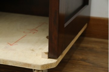 中古　美品　松本民芸家具　深みのある色合いに浮かび上がる木目が印象的なサイドテーブル　(R-081742)