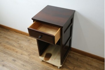 中古　美品　松本民芸家具　深みのある色合いに浮かび上がる木目が印象的なサイドテーブル　(R-081742)