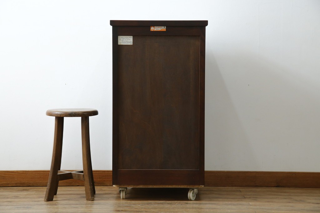 中古　美品　松本民芸家具　深みのある色合いに浮かび上がる木目が印象的なサイドテーブル　(R-081742)