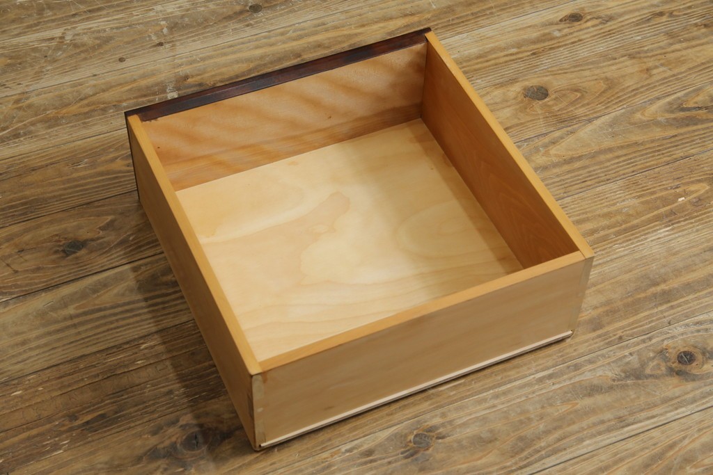 中古　美品　松本民芸家具　深みのある色合いに浮かび上がる木目が印象的なサイドテーブル　(R-081742)