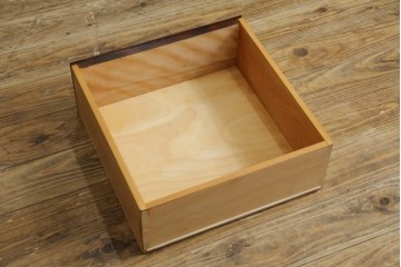 中古　美品　松本民芸家具　深みのある色合いに浮かび上がる木目が印象的なサイドテーブル　(R-081742)