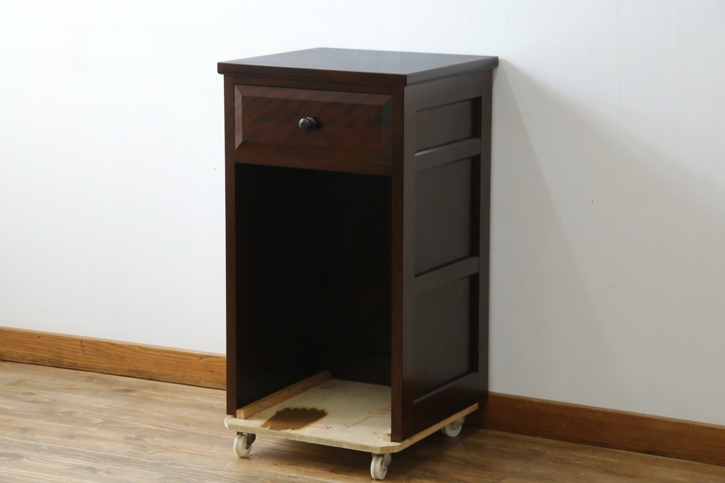 中古　美品　松本民芸家具　深みのある色合いに浮かび上がる木目が印象的なサイドテーブル　(R-081742)