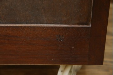 中古　美品　松本民芸家具　深みのある色合いに浮かび上がる木目が印象的なサイドテーブル　(R-081742)