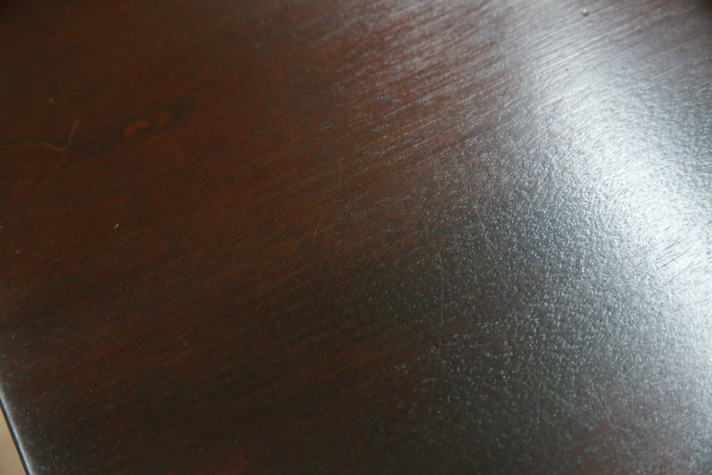 中古　美品　松本民芸家具　深みのある色合いに浮かび上がる木目が印象的なサイドテーブル　(R-081742)