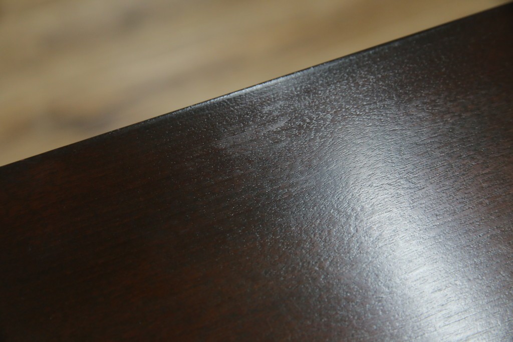 中古　美品　松本民芸家具　深みのある色合いに浮かび上がる木目が印象的なサイドテーブル　(R-081742)