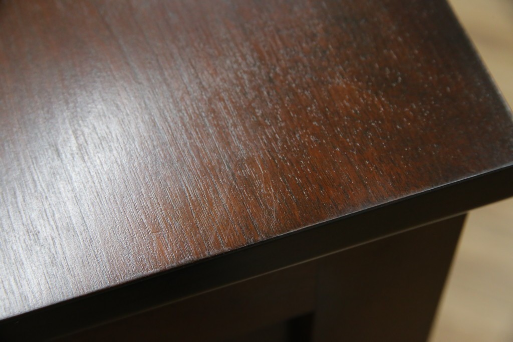 中古　美品　松本民芸家具　深みのある色合いに浮かび上がる木目が印象的なサイドテーブル　(R-081742)