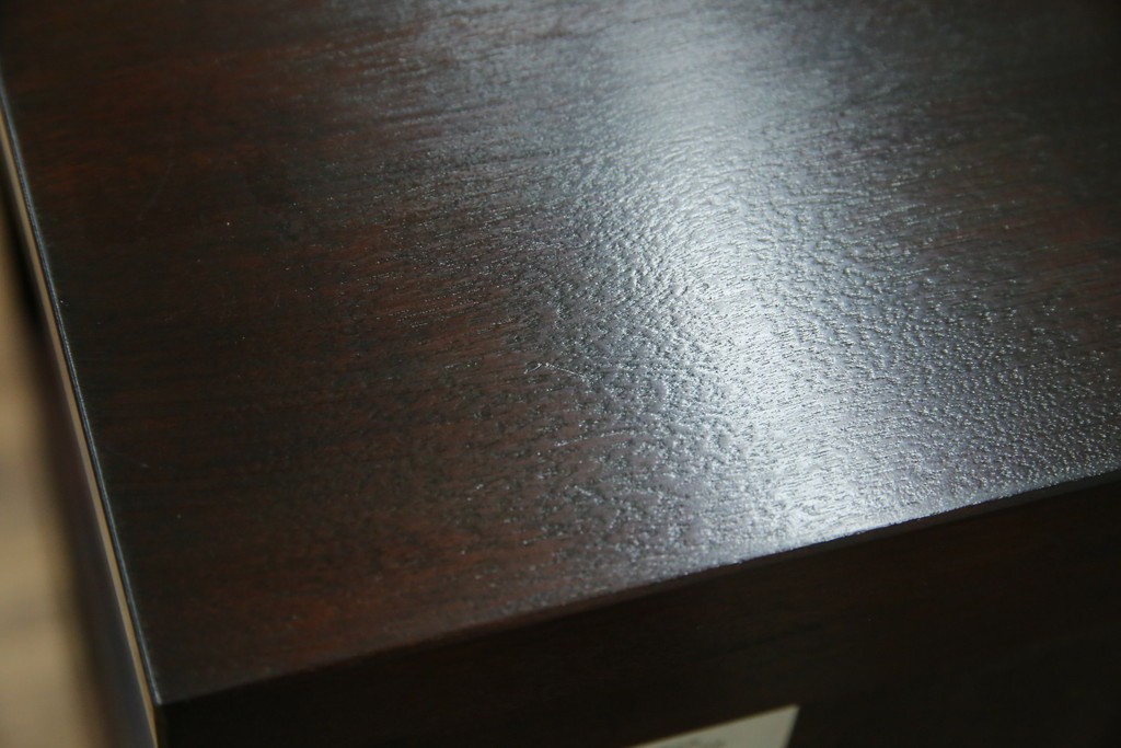 中古　美品　松本民芸家具　深みのある色合いに浮かび上がる木目が印象的なサイドテーブル　(R-081742)