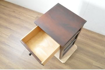 中古　美品　松本民芸家具　深みのある色合いに浮かび上がる木目が印象的なサイドテーブル(電話台、ナイトテーブル、花台、飾り台、引き出し)(R-081742)