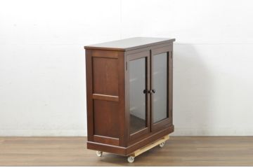 中古　超美品!!　松本民芸家具　実用性と美しさを兼ね備えた小振りなサイドキャビネット(収納棚、戸棚、食器棚、カップボード、サイドボード、飾り棚)(R-081743)