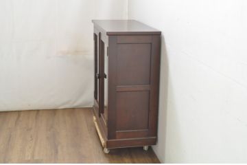 中古　超美品!!　松本民芸家具　実用性と美しさを兼ね備えた小振りなサイドキャビネット(収納棚、戸棚、食器棚、カップボード、サイドボード、飾り棚)(R-081743)