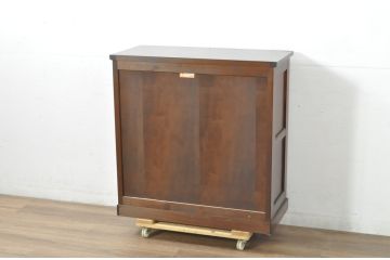 中古　超美品!!　松本民芸家具　実用性と美しさを兼ね備えた小振りなサイドキャビネット(収納棚、戸棚、食器棚、カップボード、サイドボード、飾り棚)(R-081743)
