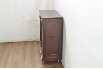中古　超美品!!　松本民芸家具　実用性と美しさを兼ね備えた小振りなサイドキャビネット(収納棚、戸棚、食器棚、カップボード、サイドボード、飾り棚)(R-081744)