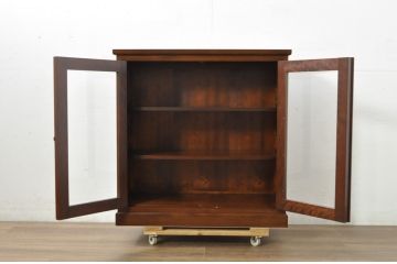 中古　超美品!!　松本民芸家具　実用性と美しさを兼ね備えた小振りなサイドキャビネット(収納棚、戸棚、食器棚、カップボード、サイドボード、飾り棚)(R-081744)