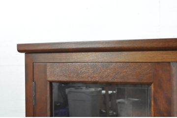 中古　超美品!!　松本民芸家具　実用性と美しさを兼ね備えた小振りなサイドキャビネット(収納棚、戸棚、食器棚、カップボード、サイドボード、飾り棚)(R-081744)
