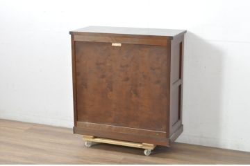 中古　超美品!!　松本民芸家具　実用性と美しさを兼ね備えた小振りなサイドキャビネット(収納棚、戸棚、食器棚、カップボード、サイドボード、飾り棚)(R-081744)
