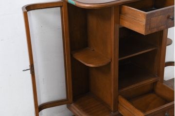 中古　イタリア　曲面ガラス　象嵌入りの小振りなサイドキャビネット(サイドボード、収納棚、戸棚、飾り棚、Rガラス、曲げガラス)(R-081746)