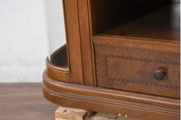中古　イタリア　曲面ガラス　象嵌入りの小振りなサイドキャビネット(サイドボード、収納棚、戸棚、飾り棚、Rガラス、曲げガラス)(R-081746)