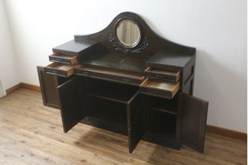 和製アンティーク　超美品!!　奇跡のコンディション!!　高級品　楢(ナラ)材　大正ロマン　古い洋館の彫刻入り　異国情緒を感じる絶妙なデザインが魅力のミラーバックサイドボード(サイドキャビネット、収納棚、戸棚)(R-081748)