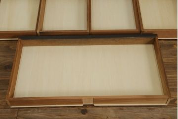 和製アンティーク　超美品!!　奇跡のコンディション!!　高級品　楢(ナラ)材　大正ロマン　古い洋館の彫刻入り　異国情緒を感じる絶妙なデザインが魅力のミラーバックサイドボード(サイドキャビネット、収納棚、戸棚)(R-081748)