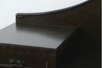 和製アンティーク　超美品!!　奇跡のコンディション!!　高級品　楢(ナラ)材　大正ロマン　古い洋館の彫刻入り　異国情緒を感じる絶妙なデザインが魅力のミラーバックサイドボード(サイドキャビネット、収納棚、戸棚)(R-081748)