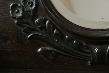 和製アンティーク　超美品!!　奇跡のコンディション!!　高級品　楢(ナラ)材　大正ロマン　古い洋館の彫刻入り　異国情緒を感じる絶妙なデザインが魅力のミラーバックサイドボード(サイドキャビネット、収納棚、戸棚)(R-081748)