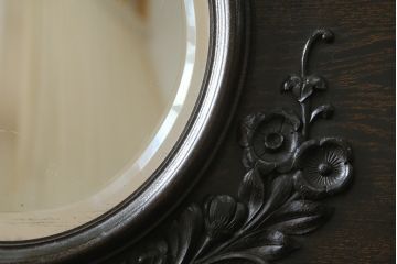 和製アンティーク　超美品!!　奇跡のコンディション!!　高級品　楢(ナラ)材　大正ロマン　古い洋館の彫刻入り　異国情緒を感じる絶妙なデザインが魅力のミラーバックサイドボード(サイドキャビネット、収納棚、戸棚)(R-081748)