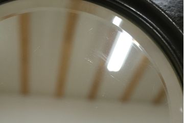 和製アンティーク　超美品!!　奇跡のコンディション!!　高級品　楢(ナラ)材　大正ロマン　古い洋館の彫刻入り　異国情緒を感じる絶妙なデザインが魅力のミラーバックサイドボード(サイドキャビネット、収納棚、戸棚)(R-081748)