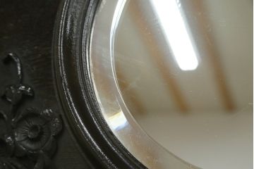 和製アンティーク　超美品!!　奇跡のコンディション!!　高級品　楢(ナラ)材　大正ロマン　古い洋館の彫刻入り　異国情緒を感じる絶妙なデザインが魅力のミラーバックサイドボード(サイドキャビネット、収納棚、戸棚)(R-081748)