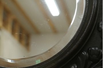 和製アンティーク　超美品!!　奇跡のコンディション!!　高級品　楢(ナラ)材　大正ロマン　古い洋館の彫刻入り　異国情緒を感じる絶妙なデザインが魅力のミラーバックサイドボード(サイドキャビネット、収納棚、戸棚)(R-081748)