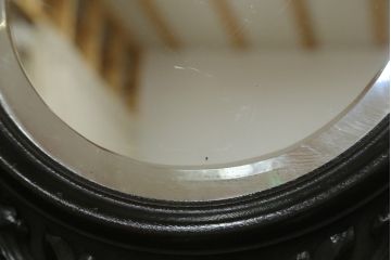 和製アンティーク　超美品!!　奇跡のコンディション!!　高級品　楢(ナラ)材　大正ロマン　古い洋館の彫刻入り　異国情緒を感じる絶妙なデザインが魅力のミラーバックサイドボード(サイドキャビネット、収納棚、戸棚)(R-081748)
