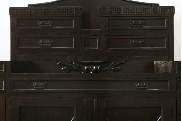 和製アンティーク　超美品!!　奇跡のコンディション!!　高級品　楢(ナラ)材　大正ロマン　古い洋館の彫刻入り　異国情緒を感じる絶妙なデザインが魅力のミラーバックサイドボード(サイドキャビネット、収納棚、戸棚)(R-081748)