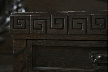 和製アンティーク　超美品!!　奇跡のコンディション!!　高級品　楢(ナラ)材　大正ロマン　古い洋館の彫刻入り　異国情緒を感じる絶妙なデザインが魅力のミラーバックサイドボード(サイドキャビネット、収納棚、戸棚)(R-081748)