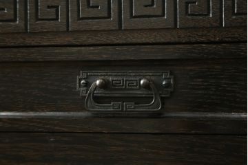 和製アンティーク　超美品!!　奇跡のコンディション!!　高級品　楢(ナラ)材　大正ロマン　古い洋館の彫刻入り　異国情緒を感じる絶妙なデザインが魅力のミラーバックサイドボード(サイドキャビネット、収納棚、戸棚)(R-081748)