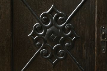 和製アンティーク　超美品!!　奇跡のコンディション!!　高級品　楢(ナラ)材　大正ロマン　古い洋館の彫刻入り　異国情緒を感じる絶妙なデザインが魅力のミラーバックサイドボード(サイドキャビネット、収納棚、戸棚)(R-081748)