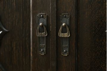 和製アンティーク　超美品!!　奇跡のコンディション!!　高級品　楢(ナラ)材　大正ロマン　古い洋館の彫刻入り　異国情緒を感じる絶妙なデザインが魅力のミラーバックサイドボード(サイドキャビネット、収納棚、戸棚)(R-081748)