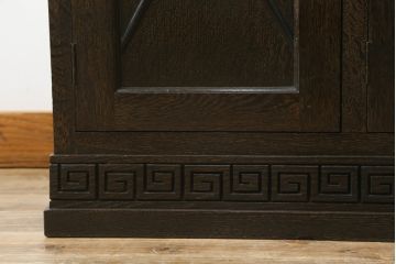 和製アンティーク　超美品!!　奇跡のコンディション!!　高級品　楢(ナラ)材　大正ロマン　古い洋館の彫刻入り　異国情緒を感じる絶妙なデザインが魅力のミラーバックサイドボード(サイドキャビネット、収納棚、戸棚)(R-081748)