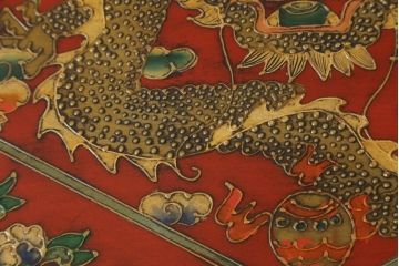 アジアンビンテージ　オリエンタルデザイン　朱塗り　龍の図が豪華なサイドキャビネット(収納棚、戸棚、サイドボード、ヴィンテージ)(R-081749)
