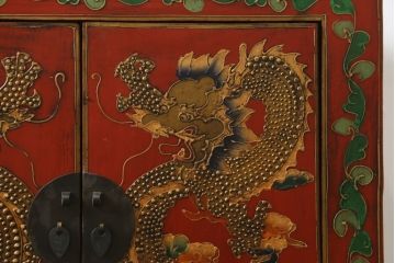 アジアンビンテージ　オリエンタルデザイン　朱塗り　龍の図が豪華なサイドキャビネット(収納棚、戸棚、サイドボード、ヴィンテージ)(R-081749)