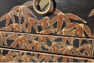 アジアンビンテージ　シノワズリ　オリエンタルデザイン　黒地に金の装飾が映える存在感抜群のサイドチェスト(引き出し、サイドテーブル、ヴィンテージ)(R-081751)