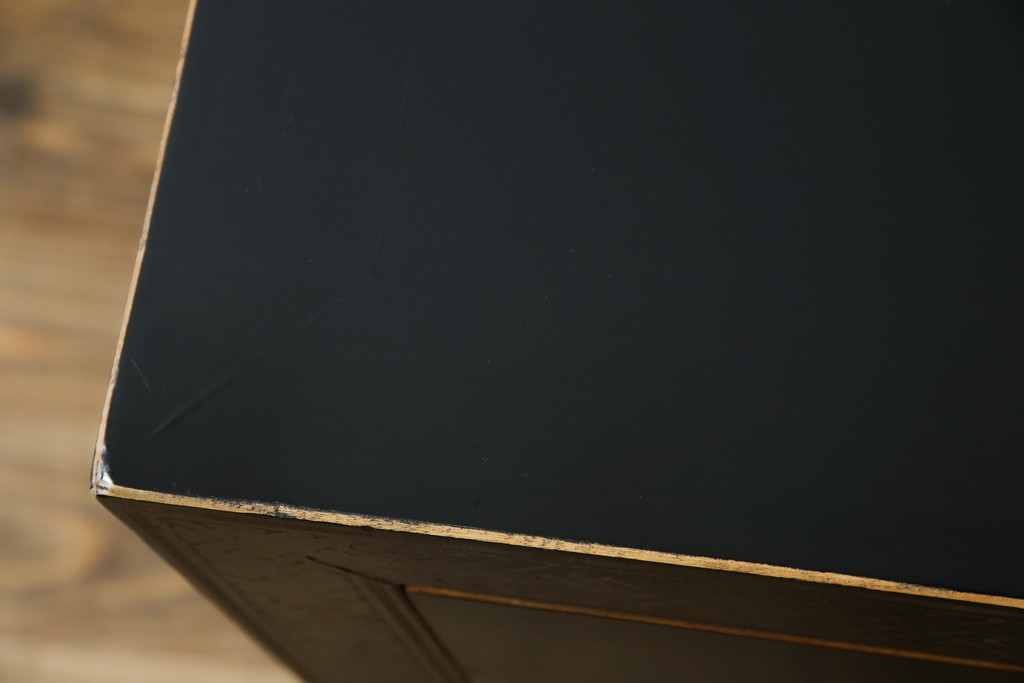 アジアンヴィンテージ　シノワズリ　オリエンタルデザイン　黒地に金の装飾が映える存在感抜群のサイドチェスト　(R-081751)