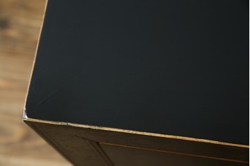 アジアンヴィンテージ　シノワズリ　オリエンタルデザイン　黒地に金の装飾が映える存在感抜群のサイドチェスト　(R-081751)