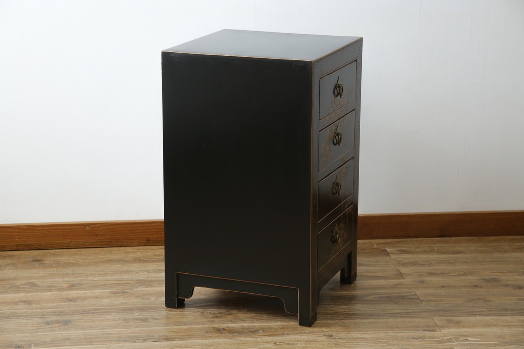 アジアンヴィンテージ　シノワズリ　オリエンタルデザイン　黒地に金の装飾が映える存在感抜群のサイドチェスト　(R-081751)