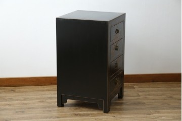 アジアンヴィンテージ　シノワズリ　オリエンタルデザイン　黒地に金の装飾が映える存在感抜群のサイドチェスト　(R-081751)