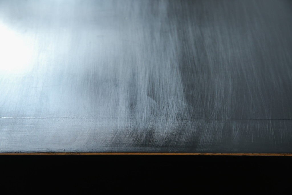 アジアンヴィンテージ　シノワズリ　オリエンタルデザイン　黒地に金の装飾が映える存在感抜群のサイドチェスト　(R-081751)